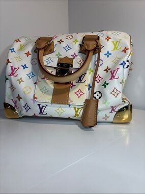 Lv Murakami speedy .. excellent beside yellowing on pocket.. petina way lighter